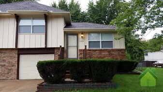 1410 E Willow Dr in Olathe, KS - Building Photo