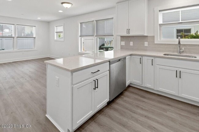 4 Orchard St in Cos Cob, CT - Building Photo - Building Photo