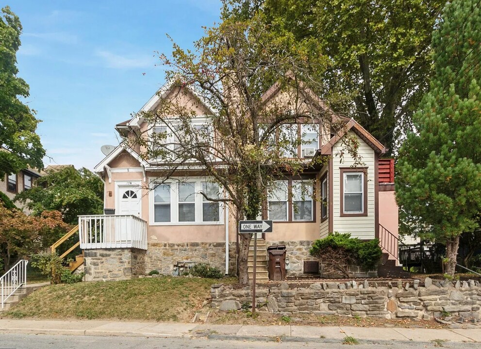 21 S Wycombe Ave in Lansdowne, PA - Building Photo