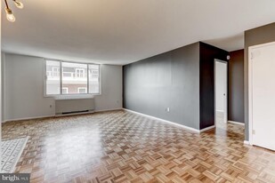 1 E University Pkwy in Baltimore, MD - Building Photo - Building Photo