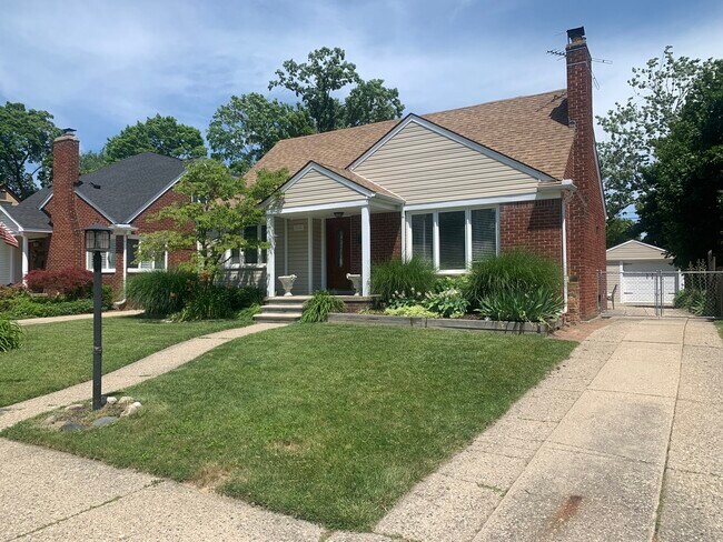 2645 Buckingham Ave in Birmingham, MI - Foto de edificio - Building Photo