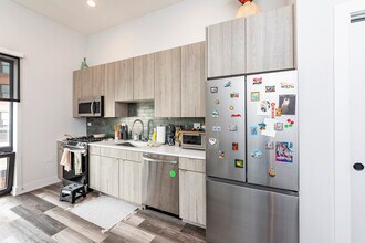 2322 N Clark St, Unit 410 in Chicago, IL - Building Photo - Building Photo