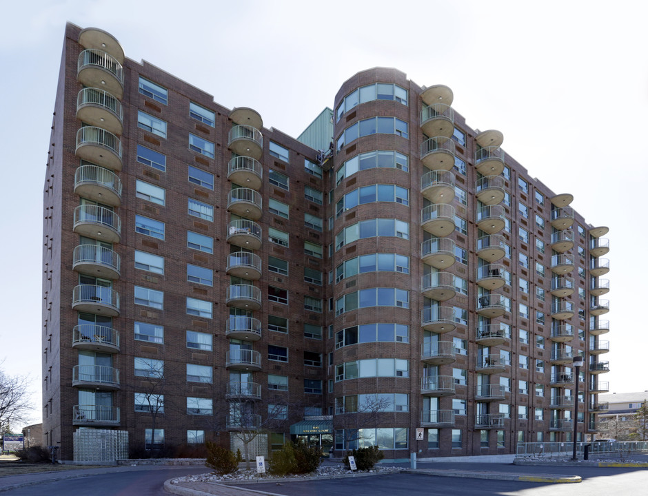 Alta Vista Court in Ottawa, ON - Building Photo