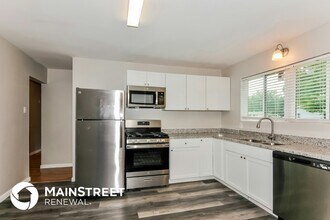 330 Moule Dr in Florissant, MO - Foto de edificio - Building Photo