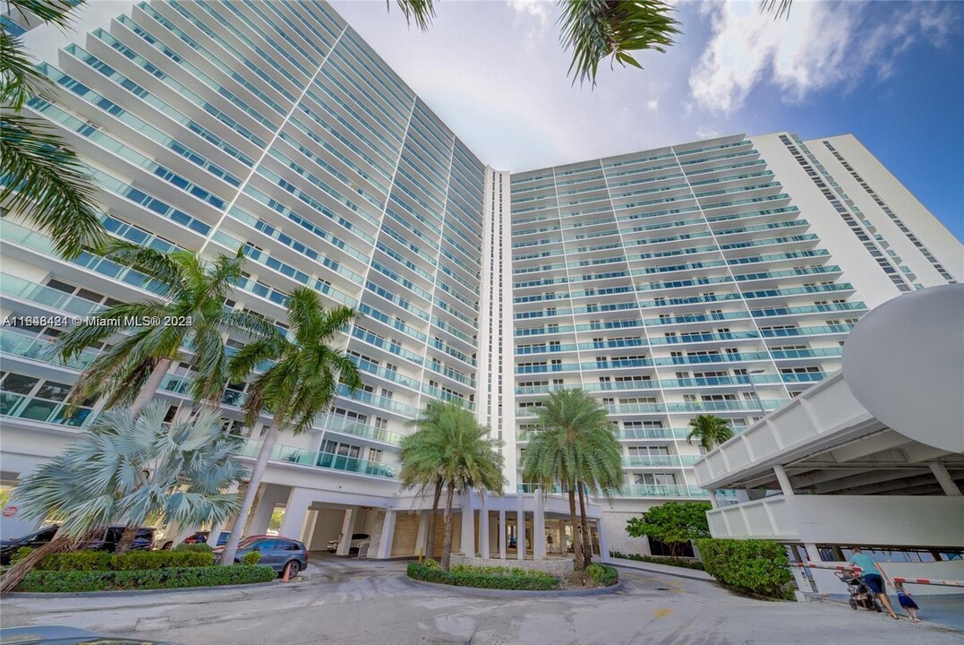 100 Bayview Dr, Unit 214 in Sunny Isles Beach, FL - Foto de edificio