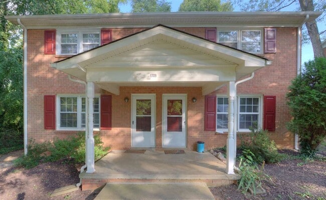 1709 Cedar Hill Rd in Charlottesville, VA - Foto de edificio - Building Photo