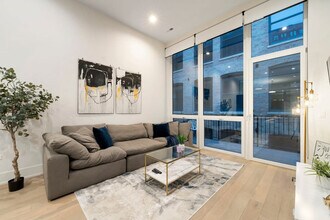 318 W Grand Ave in Chicago, IL - Building Photo - Building Photo