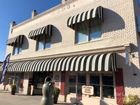 235 E Main St in Lincolnton, NC - Building Photo