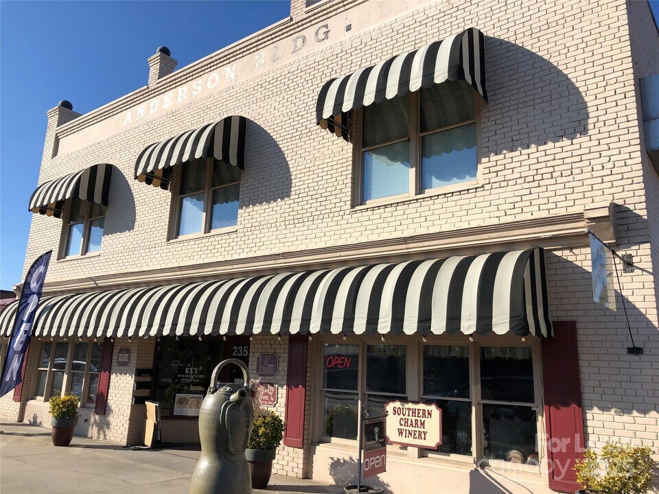 235 E Main St in Lincolnton, NC - Building Photo
