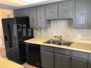 701 Kingswood Loop in Brandon, FL - Building Photo - Building Photo