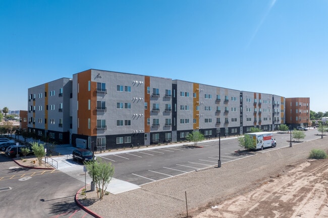 Ascent on Broadway in Phoenix, AZ - Foto de edificio - Building Photo