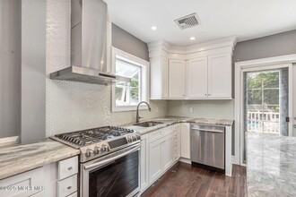 76 South St, Unit B in Eatontown, NJ - Foto de edificio - Building Photo