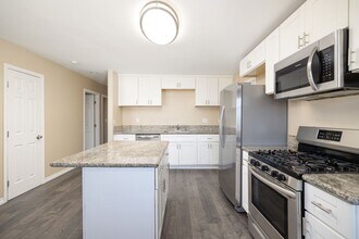 2631 Hopkins St in San Diego, CA - Building Photo - Building Photo