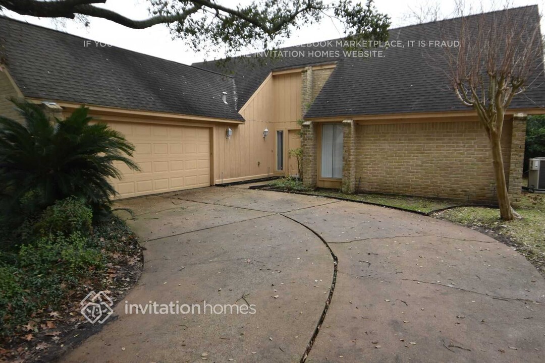 15922 Walnut Wood Dr in Houston, TX - Building Photo