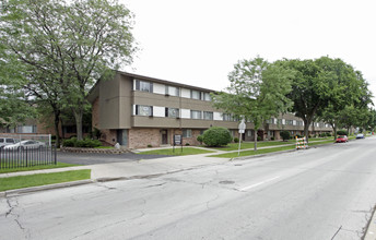 Lisbon Court in Milwaukee, WI - Foto de edificio - Building Photo