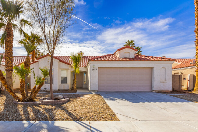 3925 Linniki St in North Las Vegas, NV - Foto de edificio - Building Photo