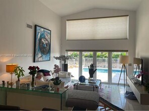 10570 NW 51st St in Doral, FL - Foto de edificio - Building Photo