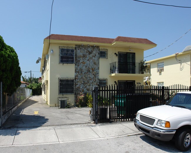 1042 SW 2nd St in Miami, FL - Building Photo - Building Photo