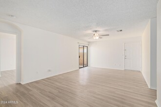 8714 W Amelia Ave, Unit 0711 in Phoenix, AZ - Building Photo - Building Photo