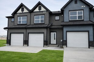 25 Evanscrest Mews NW in Calgary, AB - Building Photo