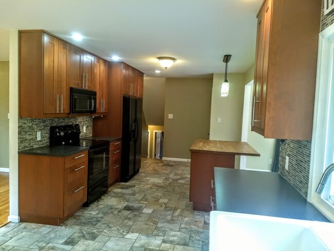 16351 Petro Dr in Mishawaka, IN - Foto de edificio - Building Photo