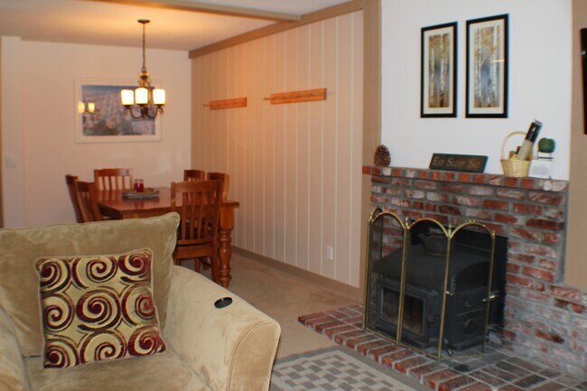 3253 Meridian Blvd., Unit E9 in Mammoth Lakes, CA - Building Photo - Building Photo