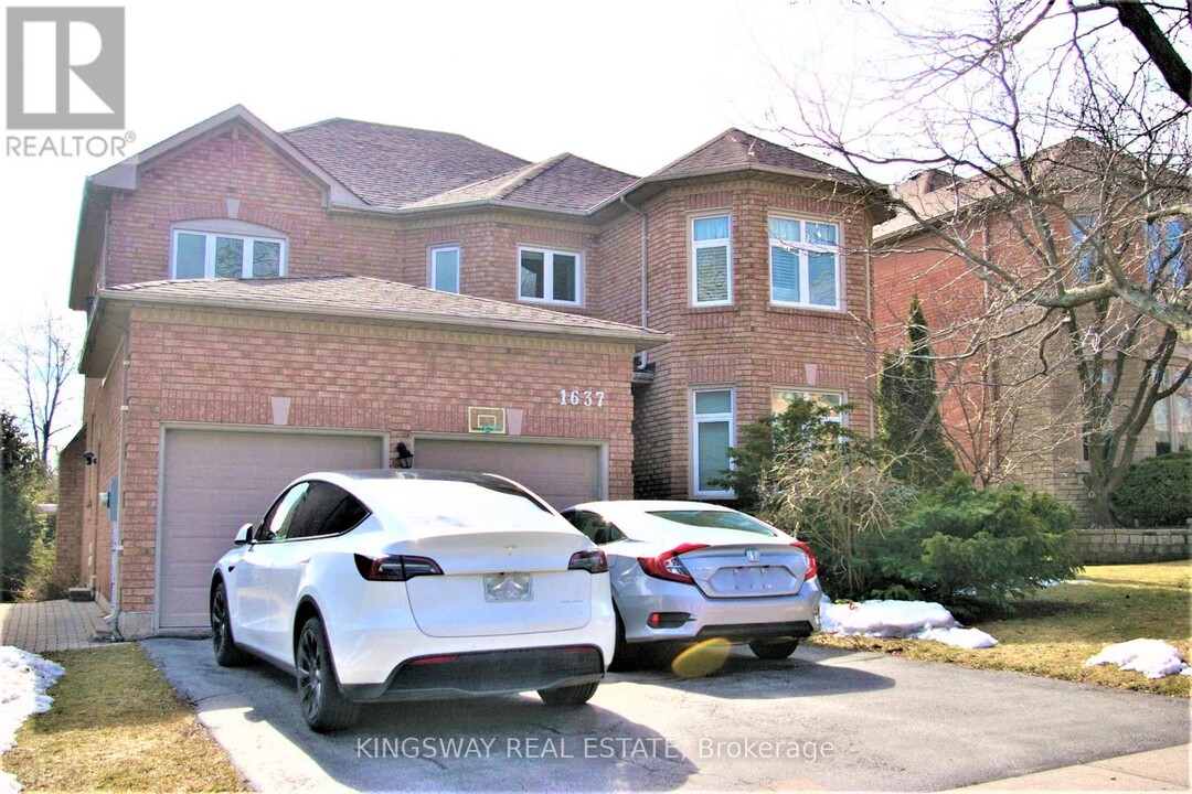 1637 Bayshire Dr in Oakville, ON - Building Photo