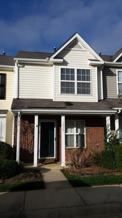 1024 Oak Blossom Way in Whitsett, NC - Building Photo