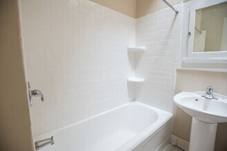 $1045– 1 BR, 1 BA Apartment, Heat Included in Milwaukee, WI - Building Photo - Building Photo