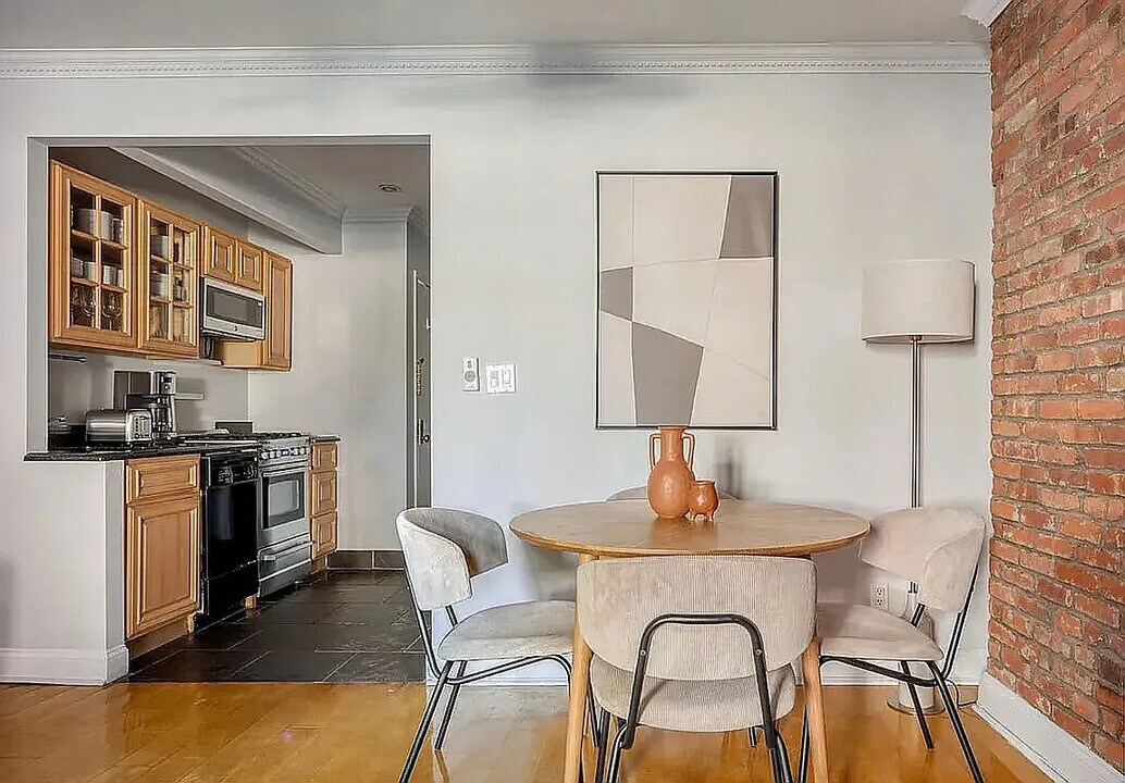 118 Christopher St in New York, NY - Building Photo