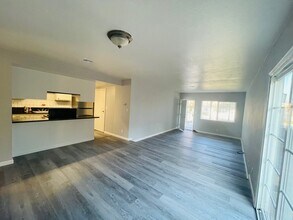 8166 Valley Green Dr in Sacramento, CA - Foto de edificio - Building Photo