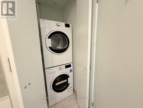 1 Fairview Rd E in Mississauga, ON - Building Photo - Building Photo