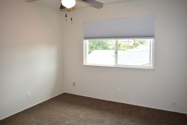 8250 Canyon Oak Dr in Citrus Heights, CA - Building Photo - Building Photo