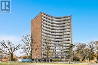 4340 Bloor St W in Toronto, ON - Building Photo - Building Photo