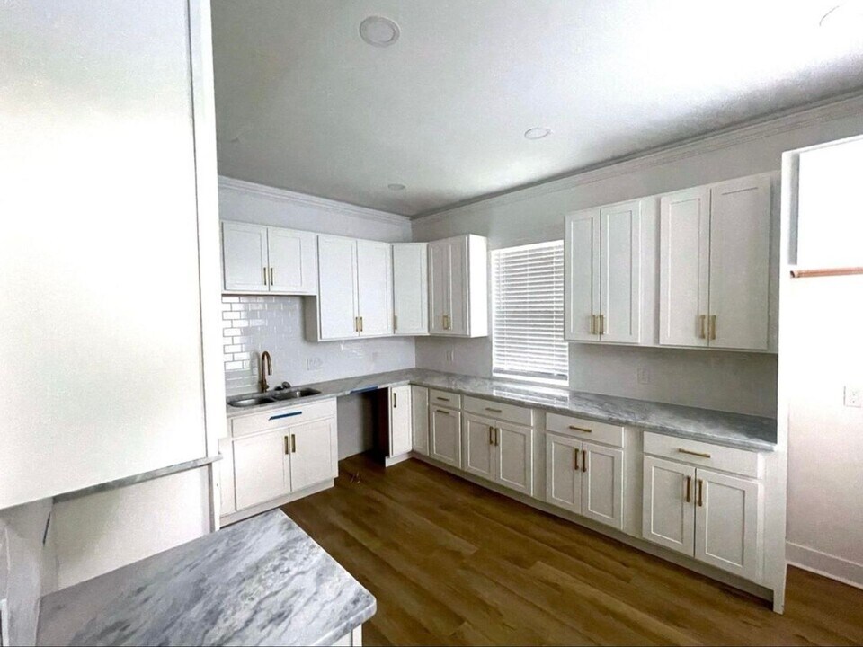 1716 Brewster Ave in Cincinnati, OH - Building Photo