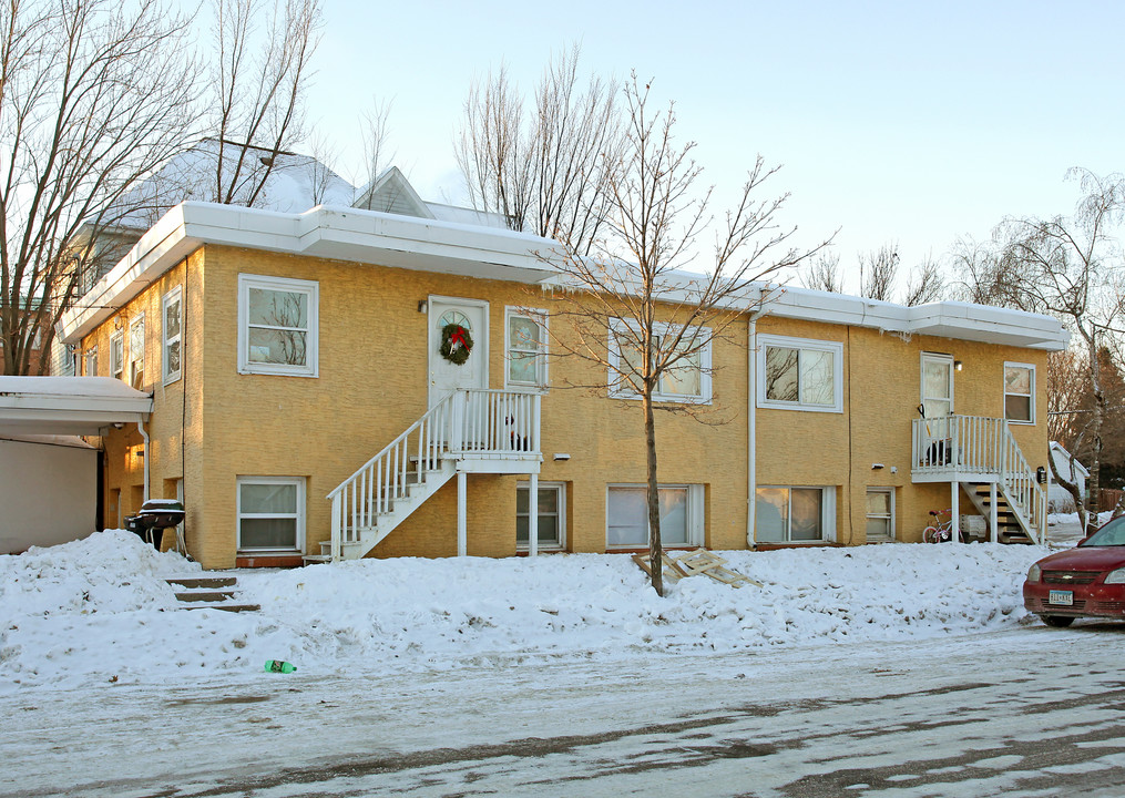 654 Stryker Ave in St. Paul, MN - Foto de edificio