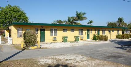 180-190 NW 9th St in Homestead, FL - Foto de edificio - Building Photo