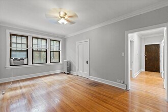 2332 W Addison St, Unit J1 in Chicago, IL - Foto de edificio - Building Photo