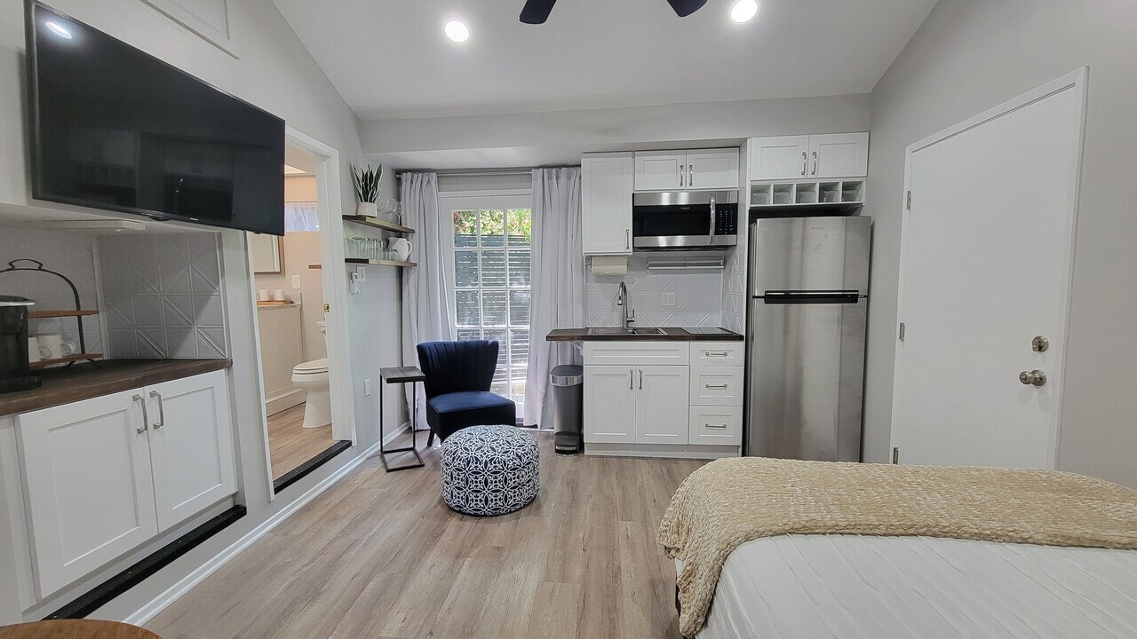 17731 Raymer St in Northridge, CA - Building Photo