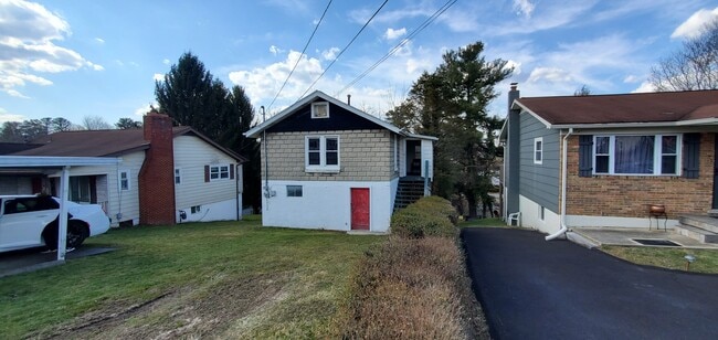 102 Lauren Ave in Beckley, WV - Building Photo - Building Photo