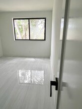 187 Lakeview Dr in Weston, FL - Building Photo - Building Photo