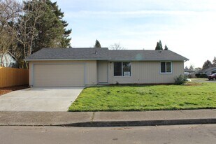 262 NE 34th Pl in Hillsboro, OR - Building Photo