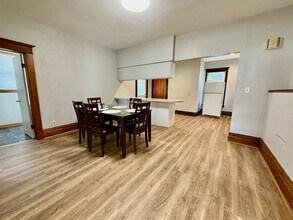 602 1st St NW in Waverly, IA - Foto de edificio - Building Photo