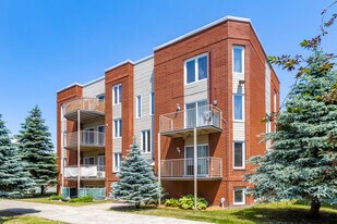 5365 Milan in Brossard, QC - Building Photo