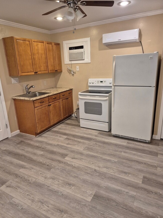 9400 Lomax St in Houston, TX - Building Photo - Building Photo