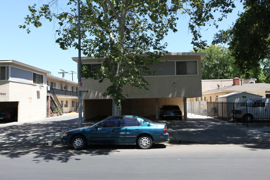 7408 Alabama Ave in Canoga Park, CA - Building Photo