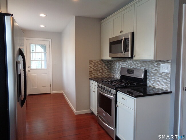 15 Bradley Ave in Branford, CT - Building Photo - Building Photo