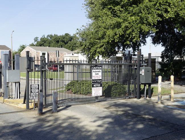 Willowbrook Apartments in New Orleans, LA - Building Photo - Building Photo