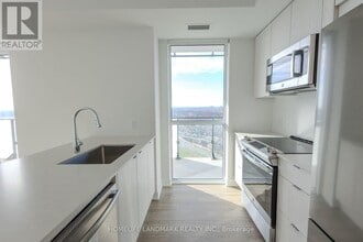 4130 Parkside Village Dr in Mississauga, ON - Building Photo - Building Photo