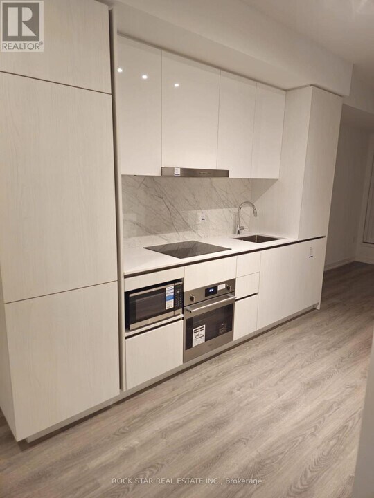 8 Interchange Wy in Vaughan, ON - Building Photo